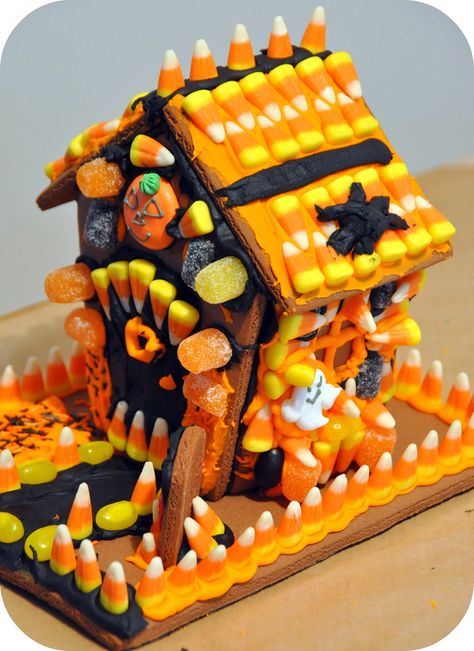 Halloween Gingerbread House, Halloween Gingerbread, Halloween Decor Diy, Diy Halloween Decor, Halloween Goodies, Theme Halloween, Halloween Cupcakes, Halloween Recipes, Fete Halloween