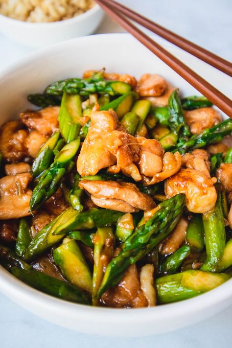 This chicken & asparagus stir fry is the perfect 30 minute weeknight dinner! You and your family will be licking your plates clean! Meal Prep Chicken Thighs, Meal Prep With Chicken, Chicken Asparagus Stir Fry, Chicken And Asparagus Stir Fry, Spicy Sriracha Chicken, Meal Prep Chicken, Asparagus Stir Fry, Chicken And Asparagus, Chicken Thighs Recipes