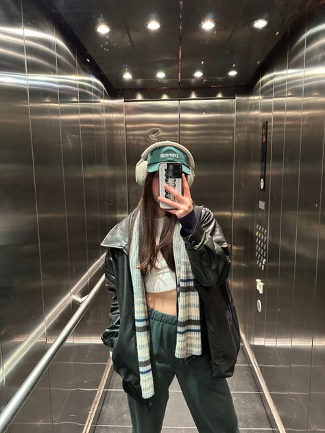 sony WH-1000XM5, green cap, white t, leather jacket, thrifted scarf, sweatpants #fashion #ootd #fall #style Outfit Sweatpants, Headphone Outfit, Formal Casual Outfits, Sweatpants Fashion, What Should I Wear Today, Girl With Headphones, Sony Headphones, Green Cap, Ootd Fall