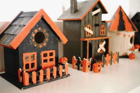 Halloween Birdhouse Village – SUBURBAN * POP Birdhouse Village, Diy Halloween Village, Halloween Birdhouse, Birdhouse Craft, Bird Houses Ideas Diy, Beautiful Birdhouses, Halloween Clay, Bird Houses Painted, Birdhouse Designs