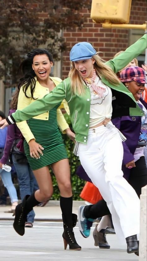 Brittany and Santana in New York with the glee club for the national teams Glee Santana And Brittany, Brittany And Santana, Naya Rivera Glee, Becca Tobin, Glee Fashion, Heather Morris, Glee Club, Naya Rivera, Cory Monteith