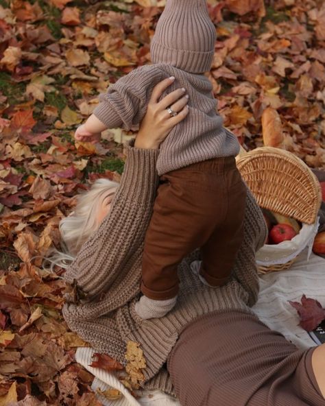 October Family Photoshoot, Baby Autumn Photography, Autumn Baby Photoshoot, Fall Photoshoot Family, Family Photo Outfits Winter, Pregnancy Announcement Family, November Baby, Baby Corner, Monthly Baby Photos