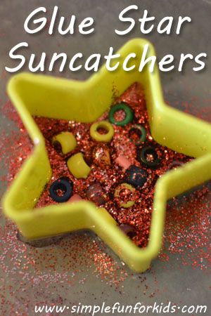 Glue star suncatchers with beads and glitter - a simple, fun craft for toddlers, preschoolers and up. Suncatchers With Beads, Craft For Toddlers, Stars Craft, Preschool Christmas, Crafty Kids, Fun For Kids, Fun Craft, Childrens Crafts, Preschool Art