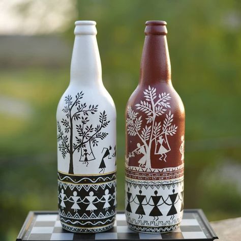 Hobby Ideas on Instagram: “Reciting an entire tale on a bottle with just two colours through her art! We love this Warli bottle artwork created by @tohfafactory using…” Warli On Bottle, Madhubani Painting On Bottle, Bottle Warli Art, Bottle Art Warli Painting, Warli Art Bottle Painting, Creative Bottle Art, Aesthetic Bottle Art Ideas, Painting Ideas On Bottles, Warli Bottle Art