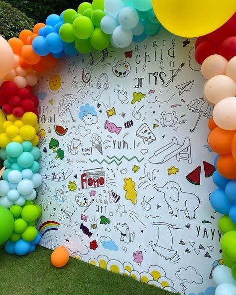 Art Birthday Party Backdrop, Drawing Theme Birthday Party, Doodle Party Decoration, Art Birthday Decorations, Art Studio Birthday Party, Art Party Balloon Garland, Art Party Decorations Ideas, Cartoon Party Ideas, Paint Party Backdrop