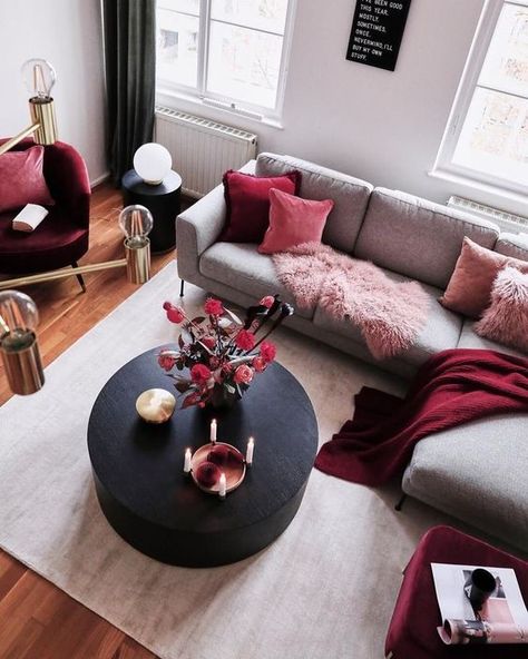 Grey And Burgundy Living Room Ideas Burgundy Living Room, Furnitur Ruang Keluarga, Red Living, Living Room Red, Room Color Schemes, Living Room Decor Cozy, Living Room Colors, Living Room Decor Apartment, Living Room Grey