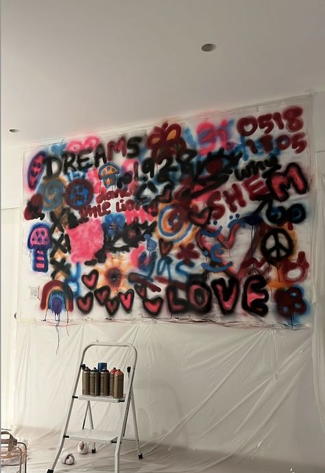 Spray Paint Sheet Backdrop Party, Spray Paint Backdrop, Graffiti Event, Spray Paint Room, Graffiti Bedroom, Spray Paint Wall, Graffiti Room, Painted Beds, Painted Backdrops