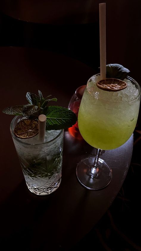 #cocktail #girlsnightout #mojito #aesthetic #nightlife Mojito Aesthetic Night, Mojitos Aesthetic, Mojito Aesthetic, Wine And Dine, Mojito, Juice, Wine, Vogue, Drinks