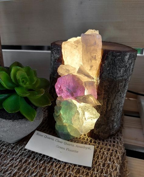 Rose quartz, amethyst and Green Fluorite energy bursting out of a natural stump. Beautiful. 💯 Indie Decor, Forest Life, Crystal Lamps, Rock Gifts, Quartz Rock, Crystal Cave, Pinterest Room Decor, Green Fluorite, Crystal Magic