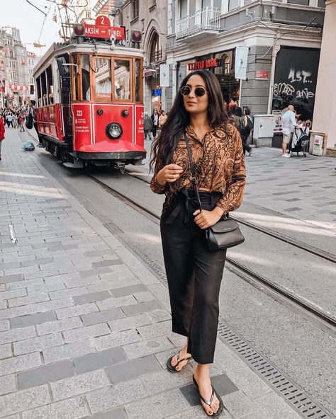 Turkey Travel Istanbul Outfits, Istanbul Turkey Outfit Summer, Turkey Style Outfits, Turkey Holiday Outfit, Istanbul Turkey Outfit, Turkey Vacation Outfit, Turkey Outfits Women, Istanbul Outfit Ideas, Turkey Photoshoot