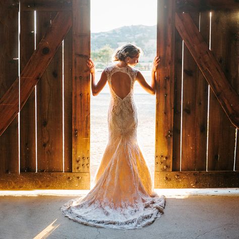 Stunning back of this dress, great photo idea! Bridal Pictures, Bridal Photography, Country Style Wedding Dresses, Wedding Fotos, Rustic Wedding Photography, Country Style Wedding, Rustic Barn Wedding, A Wedding Dress, Western Wedding