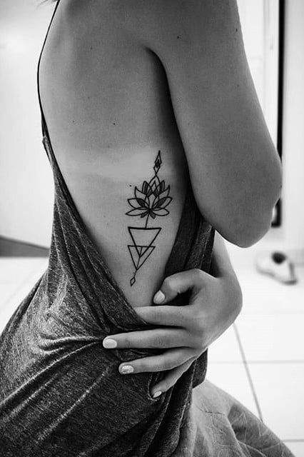 40 Sexy Side Tattoos That Will Have You Running to the Tattoo Shop Girl Side Tattoos, Side Hip Tattoos, Side Tattoos Women, Tattoos On Side Ribs, Rib Tattoos For Women, Torso Tattoos, Unalome Tattoo, Hip Tattoos Women, Side Tattoos