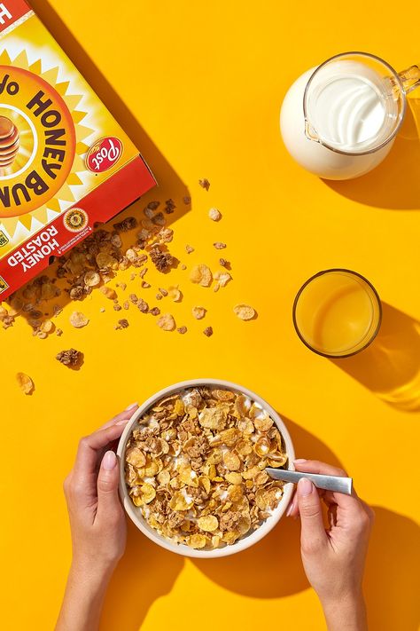 Crunchy oat clusters, whole grain, and crispy flakes. 🤗 Breakfast is brighter with Honey Bunches of Oats, pour a bowl today! Granola Bowl Photography, Oatmeal Product Photography, Cereal Photography Food Styling, Cereal Product Photography, Granola Photoshoot, Cereal Photography, Cereals Photography, Chips Photography, Cereal Ads