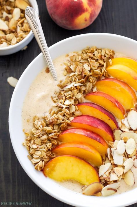 A healthy and filling smoothie bowl that is reminiscent of a slice of delicious summer peach pie! Quark Bowl, Granola Bowl, Super Easy Breakfast, Brain Healthy Foods, Breakfast Fruit, Smoothie Packs, Healthy Breakfast Recipes Easy, Healthy Bowls, Bowl Recipes