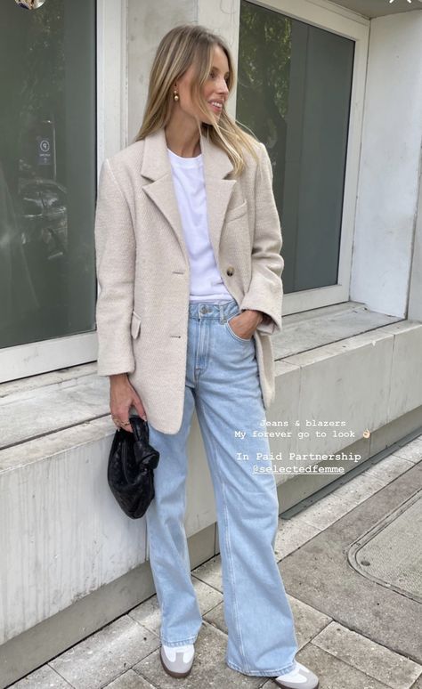 Cream Oversized Blazer Outfit, Ivory Blazer Outfits For Women, Ivory Jacket Outfit, Outfit Saco Beige, Cream Linen Blazer Outfit, Creme Blazer Outfit, Ivory Blazer Outfit, Cream Blazer Outfits For Women, Cream Jacket Outfit