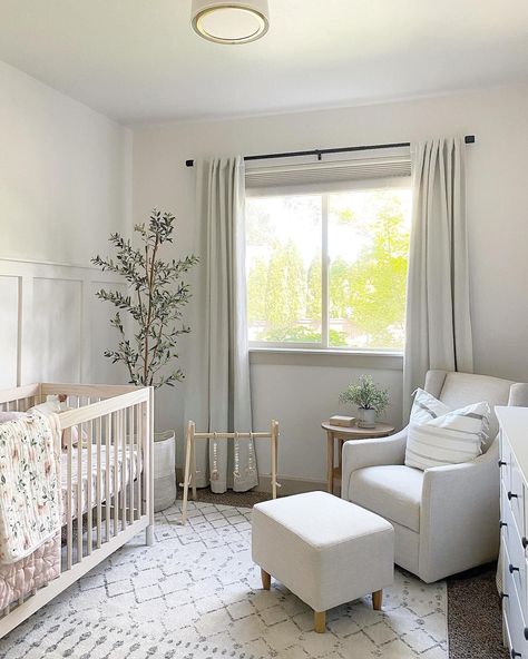 ALL smitten over this super-neutral nursery! 📸: @kalie_austin White And Sage Nursery, Neutral Nursery Small Room, Soft Neutral Nursery, Grey Carpet Nursery, Gray Wall Nursery, Nursery Room Inspiration Gender Neutral, Nursery Rug Ideas, Nature Baby Nursery, Neutral Nursery Themes