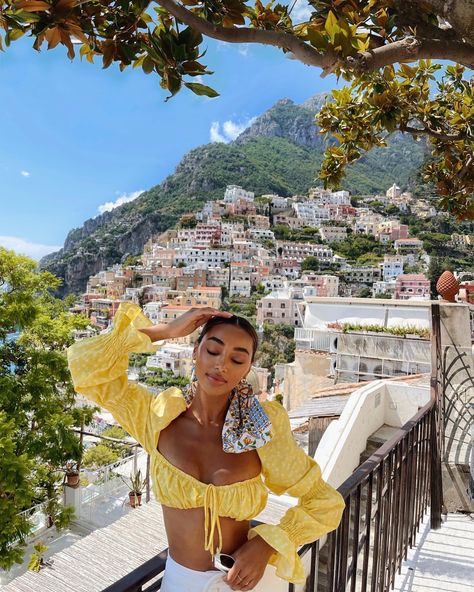 Poses In Italy, Sicily Photoshoot, Amalfi Coast Italy Outfits, Almafi Coast Italy, Amalfi Coast Outfits, Yoga Morning, Wealthy Woman, Beach Vacation Pictures, Fitness Pilates