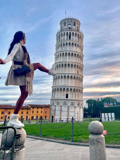 Leaning Tower Of Pisa Photo Ideas, Tower Of Pisa Poses, Pisa Italy Poses, Leaning Tower Of Pisa Pose, Pisa Tower Photo Ideas, Pisa Photo Ideas, Milan Moodboard, Pisa Tower, Italian Trip