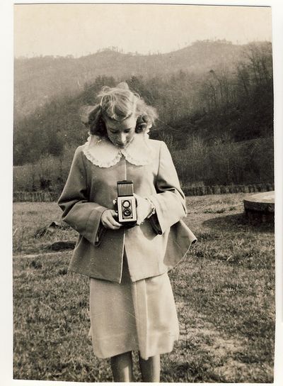 Homicidal Brunette Holding A Camera, Fotocamere Vintage, Girls With Cameras, Old Cameras, Adored Vintage, Photo Vintage, Vintage Portraits, Vintage Cameras, Vintage Camera