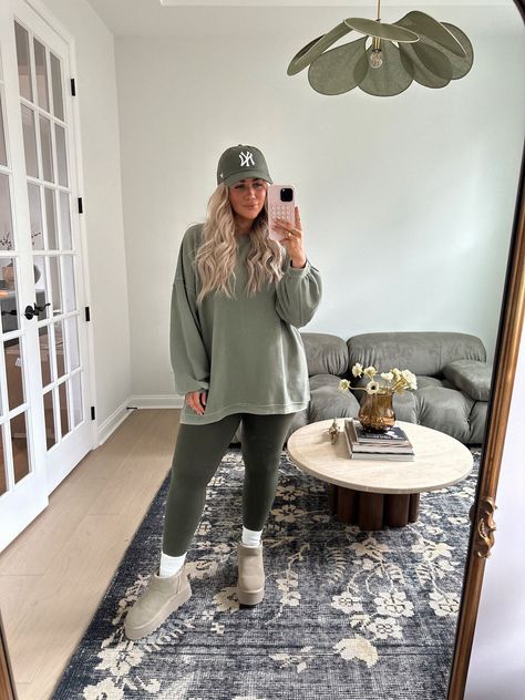 Postpartum Comfy Outfits, Mom Lounge Wear, New Mom Clothes Style, Cute Comfy Outfits Winter, Curvy Lounge Outfits, Teacher Pajama Day Outfit, Comfy Warm Outfits, Casual Outfits Curvy, Preg Outfits