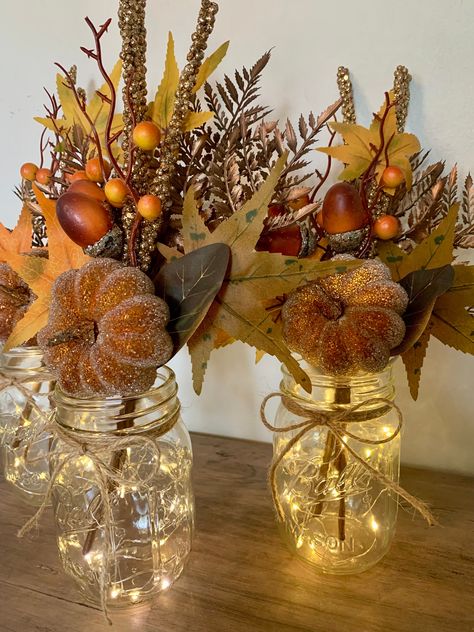 Thanksgiving Centerpieces Kids, Gold Fall Wedding, Fall Mason Jar Centerpieces, Wedding Farmhouse, Table Halloween, Mason Jar Centerpiece, Fall Mason Jars, Pumpkin Centerpiece, Fall Decor Diy Crafts