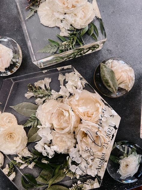 Resin Wedding Bouquet, Wedding Flowers Preservation Ideas, Resin Wedding, Nordic Wedding, Artist Wedding, Resin Artist, Wedding Bouquet Preservation, Flowers Resin, Pressed Flower Crafts