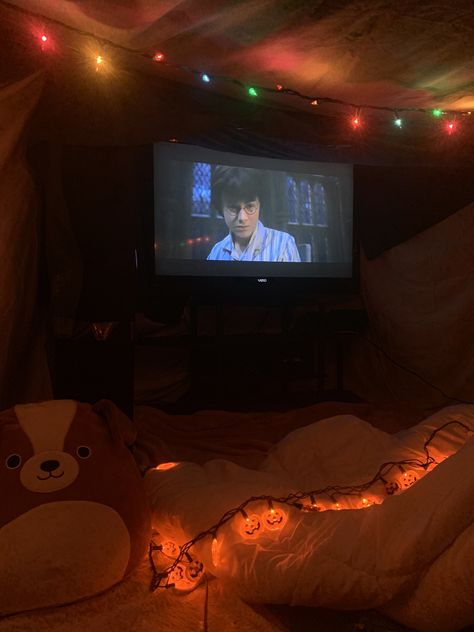 Pillow fort with Harry Potter! Living Room Blanket Fort, Harry Potter Sleepover Aesthetic, Pillow Forts Aesthetic, Cozy Fort Ideas, Harry Potter Fall, Harry Potter Sleepover, Living Room Fort, Fall Sleepover, Harry Potter Pillow