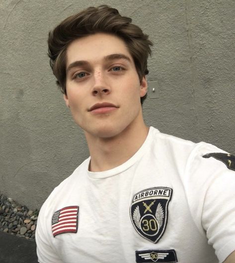 Chicos guapos 💖 Froy Gutierrez, Medium Cut, Tumblr Boys, Nickelodeon, Pretty People, Beautiful People, A Man, Wattpad, Gym