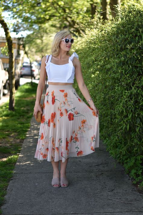 Floral Pleated Midi Skirt Chic Summer Pleated Midi Skirt, Summer Hip-length Pleated Skirt, Spring Floral Midi Pleated Skirt, Midi Skirt Outfit Spring, Casual Floral Print Pleated Midi Skirt, Floral Midi Skirt Outfit, Vacation Midi-length Pleated Skirt, Top Spring Outfits, Flowery Outfits