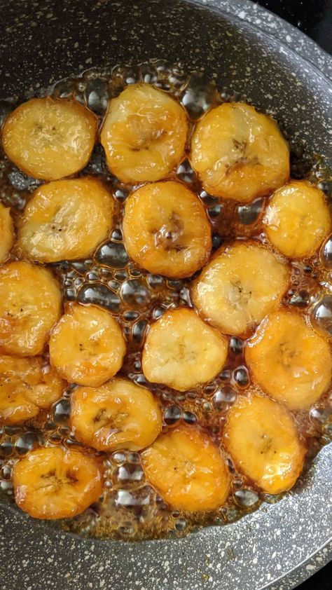 Carmelized Banana Healthy, Caramelised Banana Recipe, Caramelized Banana Oatmeal, Banana Cream Oatmeal, Banana Oatmeal Recipe, Healthy Banana Recipes, Oatmeal How To Make, Caramelized Banana, Banana Uses