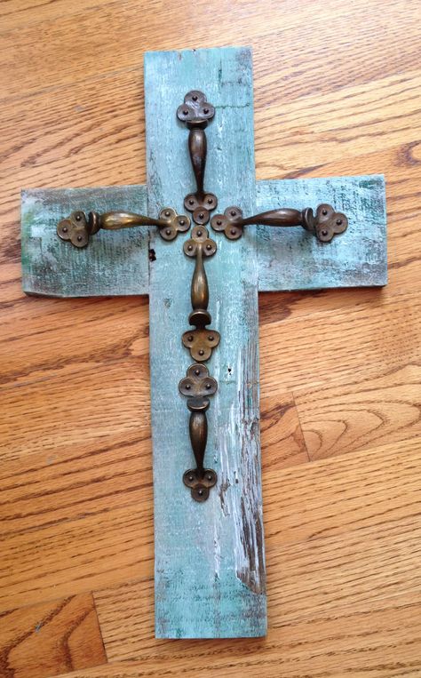 Door Pulls Diy, Easy Wooden Projects Diy, Pallet Crosses Diy, Wooden Cross Crafts Diy, Wood Crosses Ideas Diy, Barnwood Crafts Ideas, Diy Crosses Ideas Crafts, Diy Wooden Crosses Ideas, Wall Of Crosses Ideas