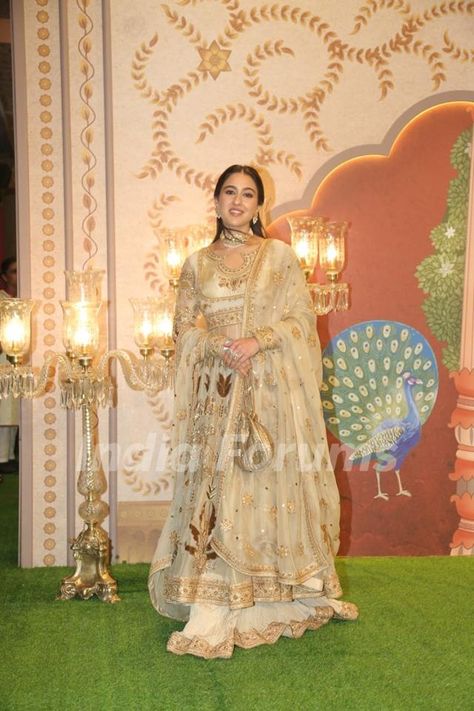 Sara Ali Khan attend Anant Ambani and Radhika Merchant's Ashirwad Ceremony Sara Ali Khan Ambani Wedding, Sara Ali Khan Indian Wear, Ambani Wedding, Anant Ambani, Desi Outfits, Pakistani Couture, Newly Wed, Traditional Indian Outfits, Sara Ali Khan