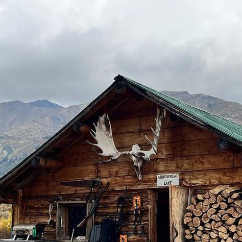 Rogue River Outfitters on Instagram: "Your first @ has to spend a week here with you! Could you do it? #yukon #cabin #cabinlife #hunt #hunter #hunting #rogueriveroutfitters #jimshockeyshuntingadventures #wayoflife #getoutside #thegreatoutdoors #adventure #explore #follow #followus" Small Hunting Cabin, Backcountry Hunting, Hunter Cabin, Hunter Aesthetic, Hunters Cabin, Cabin Aesthetic, Nice Homes, Hunting Cabin, Hunting Camp