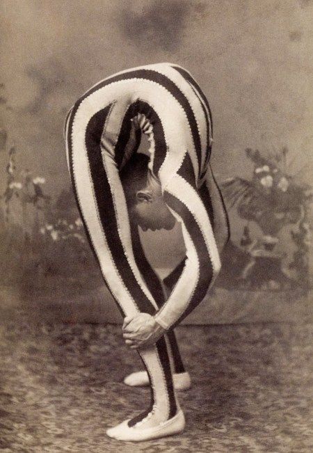 A Night at the Circus – Chifferobe Events Cirque Vintage, Circus Vintage, Old Circus, 1950s Rockabilly, Pierrot Clown, Circus Acts, Circus Sideshow, Arte Yoga, Flapper Art