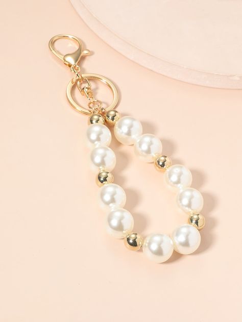 On-Trend Treasures: Crochet Bag Charms for the Fashion-Forward Pearl Keychain Diy, Keychain Pearls, Bead Keychain Ideas, Crochet Bag Charm, Pearl Keychain, Beads Keychain, Crochet Bracelet Pattern, Gold Keychain, Pretty Jewelry Necklaces