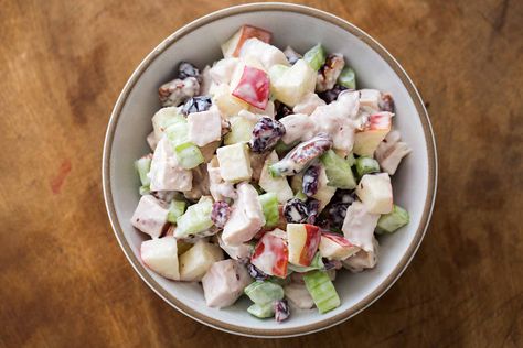 Turkey Waldorf Salad is a riff on the classic Waldorf. It's filled with leftover turkey, apples, pecans, cranberries, and a honey mayo sour cream dressing. Waldorf Salad Recipe, Thanksgiving Salad, Apple Salad Recipes, Waldorf Salad, Sour Cream Recipes, Apple Salad, Healthy Food Delivery, Leftover Turkey, Cooking Turkey