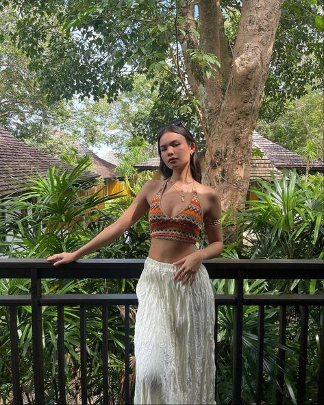 summer palm trees hot weather pretty girl photo posesaesthetic Socal Outfit Aesthetic, Pattaya Outfit Ideas, Outfits For Philippines, Island Summer Outfits, South East Asia Travel Outfits, Night Beach Party Outfit, Beach Outfit Inspiration, Summer Tropical Outfits, Southeast Asia Outfits