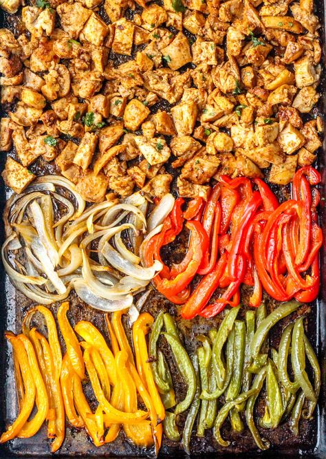 Sheet Pan Chipotle Chicken Burrito Bowls (Gluten-Free) Best Burrito, Chicken Peppers, Avocado Cake, Lunch Saludable, Cake Easter, Plats Healthy, Sheet Pan Dinners Recipes, Chicken Burrito, Chicken Burrito Bowl