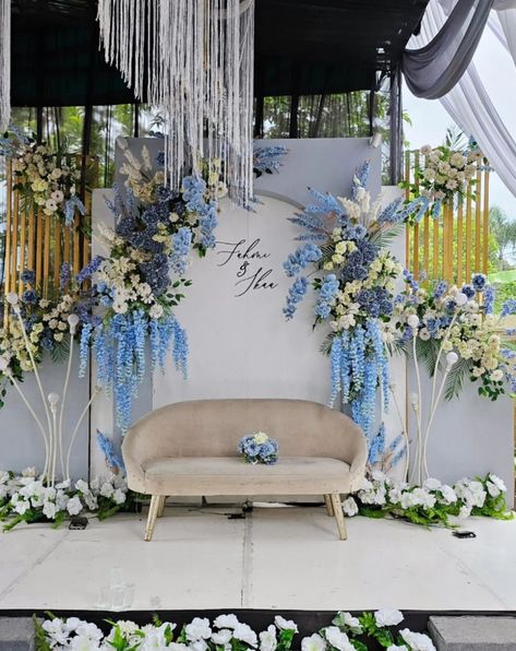 There are various kinds of wedding backdrop designs, from minimalist to luxurious. The backdrop itself is a background that can be made from boards, walls, cloth Dekor Pelaminan Simple, Dekor Pernikahan Simple, Dekor Lamaran, Backdrops For Wedding, Angel Wedding, Nikah Decor, Wedding Backdrops, Backdrop Design, A Background