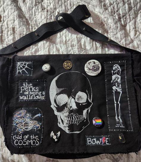 Gothic Bag Diy, Punk Messenger Bag, Bag Patches Aesthetic, Jacket Decoration Ideas, Goth Bag Diy, Grunge Sewing Projects, Backpack Diy Decoration, Cool Patches Diy, Back Patch Ideas