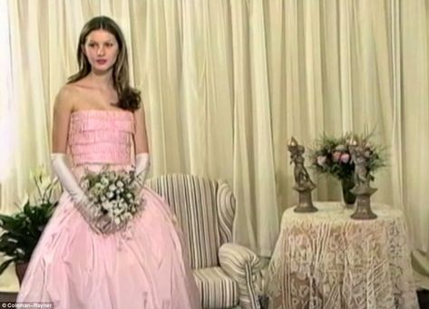 Gisele Bundchen¿s debutante ball was held in her hometown of Horizontina, in southern Braz... Gisele Bundchen Young, Lissie Mackintosh, Gisele Bundchen Style, Tom And Gisele, Debutante Ball, Vintage Prom, Gisele Bündchen, Gisele Bundchen, Pink Gowns