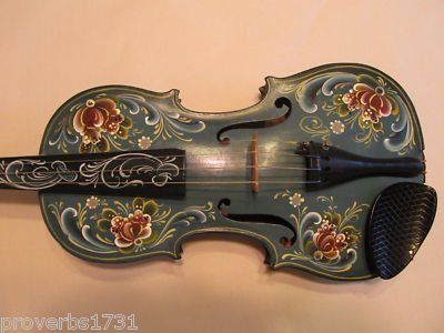 Norwegian Rosemaling Violin.  Love the painting, not so much the hardanger style of music. Arte Do Ukulele, Old Violin, Violin Painting, Cool Violins, Violin Art, Violin Design, Instruments Art, Norwegian Rosemaling, Guitar Painting