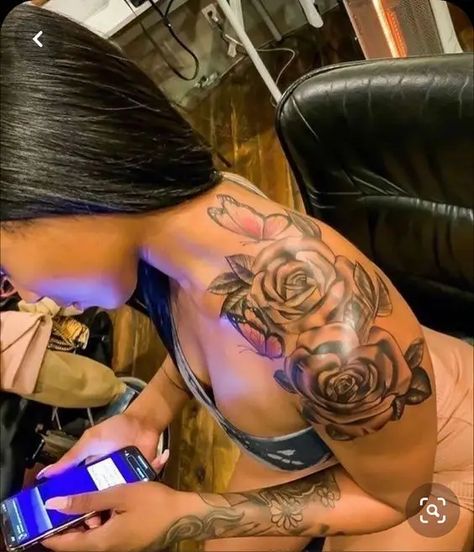 Shoulder Tattoo for Women—30 Sexy Design Ideas Girl Shoulder Tattoos, Cute Shoulder Tattoos, Chicanas Tattoo, Feminine Tattoo Sleeves, Hand Tattoos For Girls, Cute Hand Tattoos, Neck Tattoos Women, Tattoos For Black Skin, Inspiration Tattoos