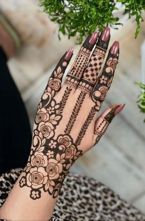 Backside Mehandi Design, New Khafif Mehndi Designs, Eid Mehndi Designs Simple Front Hand, Dubai Mehndi Designs Style, Mehindi Desgin Latest, Mahndi Pic Simple, Back Hand Mehndi Designs Stylish, Floral Mehendi Designs, Floral Mehndi Designs