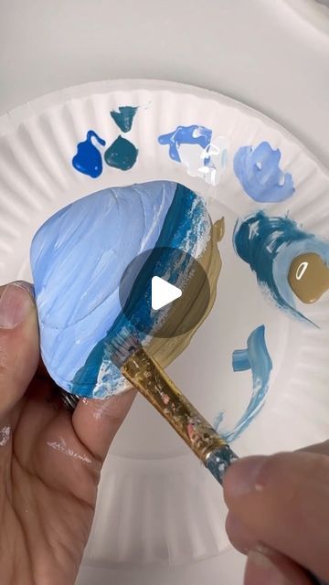 Painting Conch Shells Ideas, Painting Sea Shells Ideas Easy, Painting On A Seashell, Painted Sea Shells Ideas Beach Crafts, Rock Painting Ideas Sea, How To Paint Shells, Clam Shell Painting Ideas, Painting Sea Shells Ideas, Painting Clam Shells