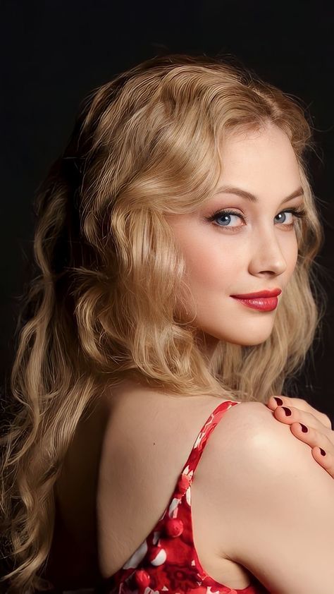 Sarah Gadon Dracula, Sara Gadon, Sarah Gadon, European Women, Female Model, Dracula, Face Claims, Pretty Face, Pretty Woman