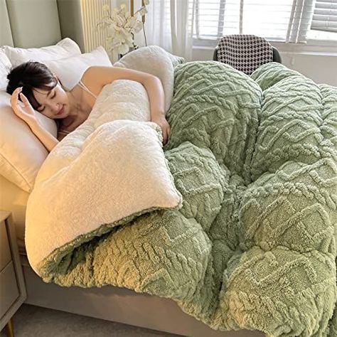 PRICES MAY VARY. Thickened Super Soft Insulation Hibiscus Winter Quilt - A good night's sleep is an important part of your health! These high-quality duvets are made of natural fibers. It can breathe and provide stable temperature for sleep. Three-dimensional Quilting Process - The winter quilt adopts quilting and precise wave stitching to ensure that the filling remains smooth and avoid gaps and clumps.Scientific division,dispersing pressure,locking warmth,delicate and dense,smooth and beautifu Mansions Interior, Beautiful Bed Designs, Weighted Comforter, Simple Bed Designs, Luxury Mansions, Leaving Room, Quilt Comforter, Simple Bed, Winter Blankets