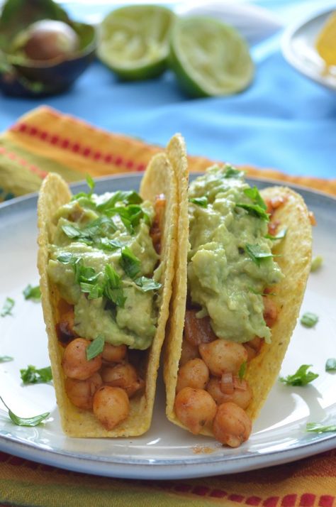 Chickpea Tacos with Guacamole - ps - just meal prepped this for this week, can't wait to try it out.  Had a little taste, and it's already heavenly - Carmela UPDATE: holy moly taco, YUMMMY IN MY TUMMY! Yes. Tacos With Guacamole, Chickpea Tacos, Vegan Tacos, Guacamole Recipe, Animal Products, Salsa Recipe, Corn Tortillas, Vegan Eating, Sriracha