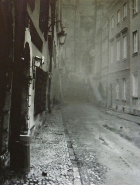 This is what the city of London looked like around the time Dr. Jekyll and Mr Hyde was written. The city of London is the setting of the book. London East End, Victorian Street, Victorian Life, East End London, Victorian London, London History, Old Street, London Town, Old London