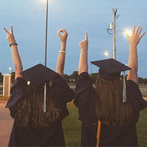 Sister Senior Picture Ideas, Funny Grad Pics Photo Ideas, Best Friend Graduation Pictures Colleges, Bsf Graduation Pictures, High School Grad Aesthetic, Senior Pictures With Twins, Grad Photoshoot High School, Best Friend Pictures Graduation, Cap And Gown Pics With Friends